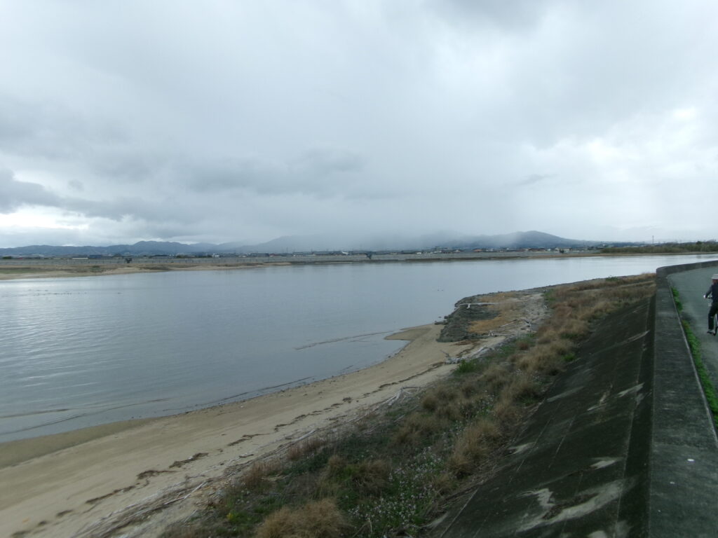2026年3月の現地調査で撮影した雲出川河口の砂地の写真。付近一帯が砂地の様子が写っており、フラットフィッシュが期待できるポイント。