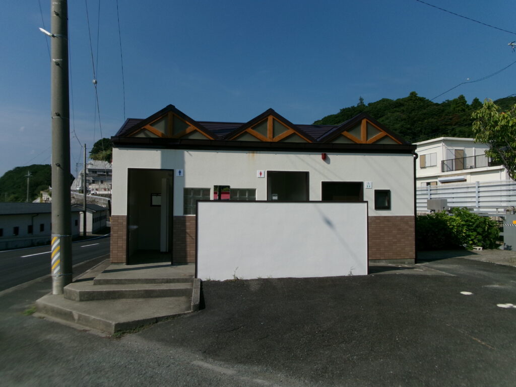 現地取材時に撮影した、宿田曽漁港の釣り場近くにあるトイレ。綺麗に清掃してあり、快適に使用できた。