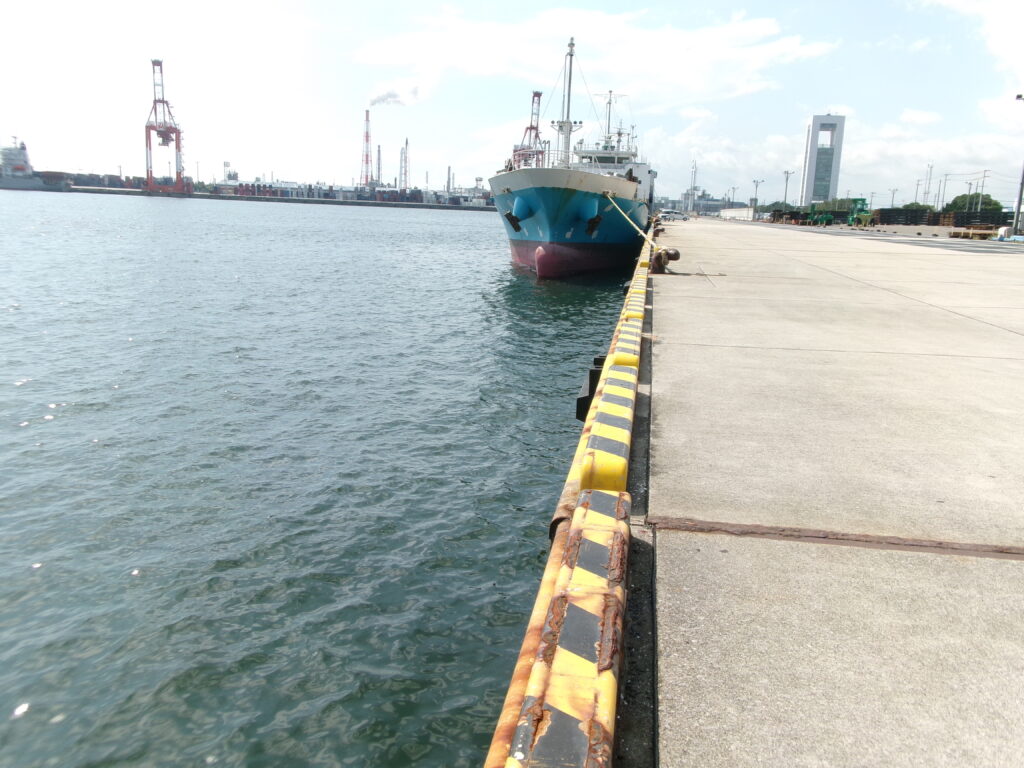 現地調査で撮影した、四日市市ウール岸壁の釣り場の写真。取材時は立入禁止ではなかった。
