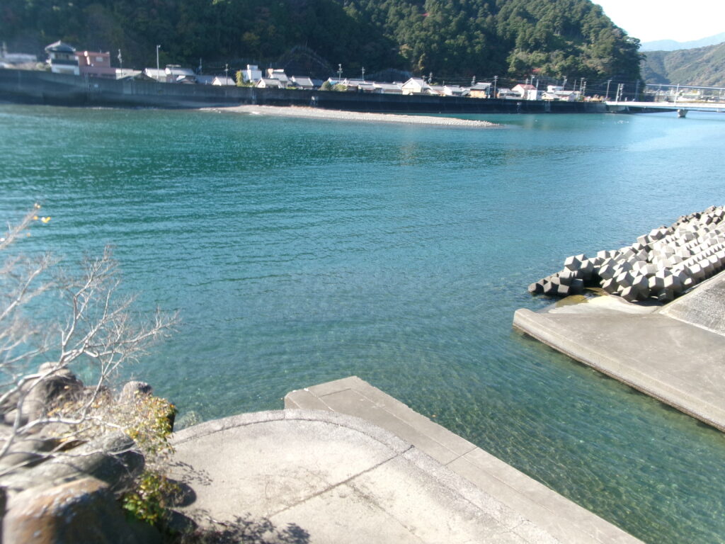 現地調査時の赤羽川河口の堤防の写真。付近の足元にテトラポットがあり、地形に変化があるのがわかる。