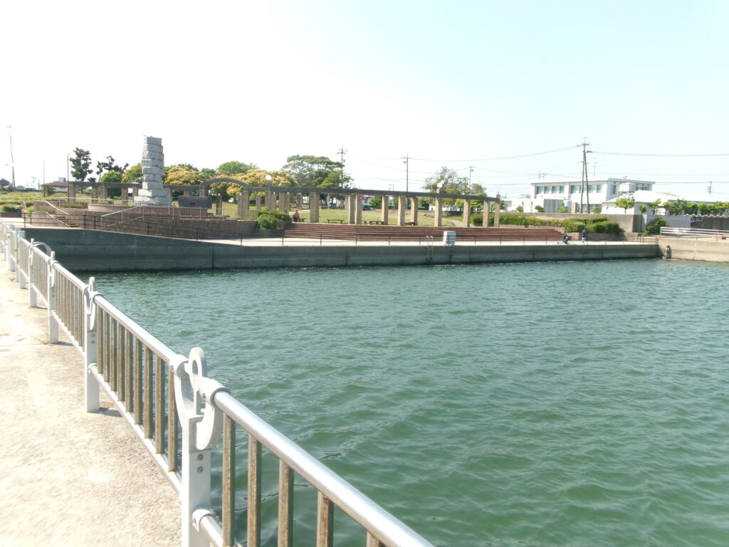 現地調査で撮影した、白子漁港の釣り桟橋根本の写真。柵があり、安全に配慮されているのがわかる。