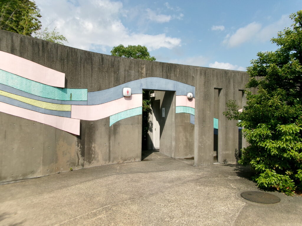 四日市ウール岸壁付近のトイレの写真。多目的トイレが設置されている。