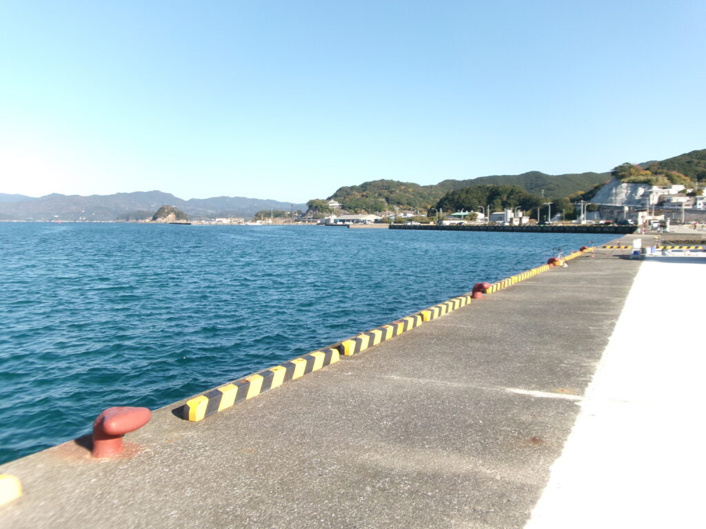 現地調査時に撮影した、宿田曽漁港付近のやや大突堤よりにある釣り場。水質が非常に良く、車の近くで釣りができる。