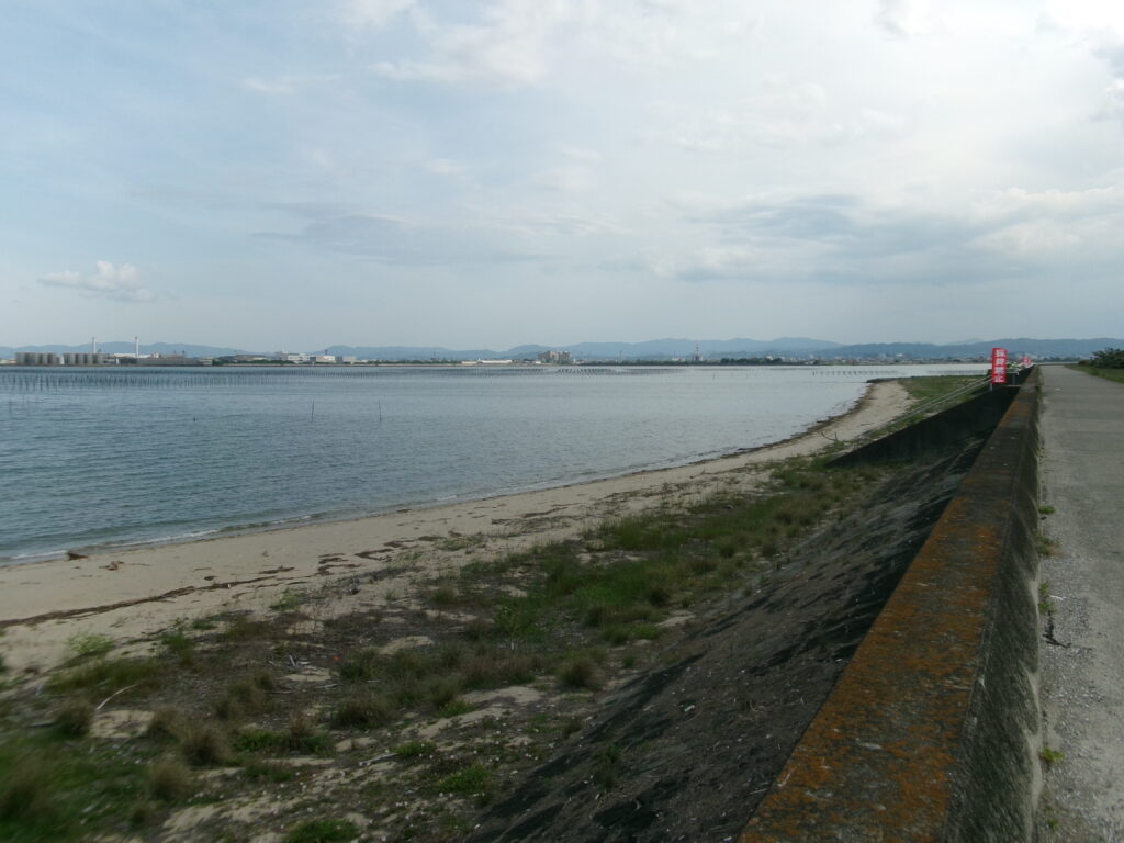 現地調査で撮影した、雲出川河口の少し南にあるサーフの写真。遠浅地形の広大な釣りポイント。