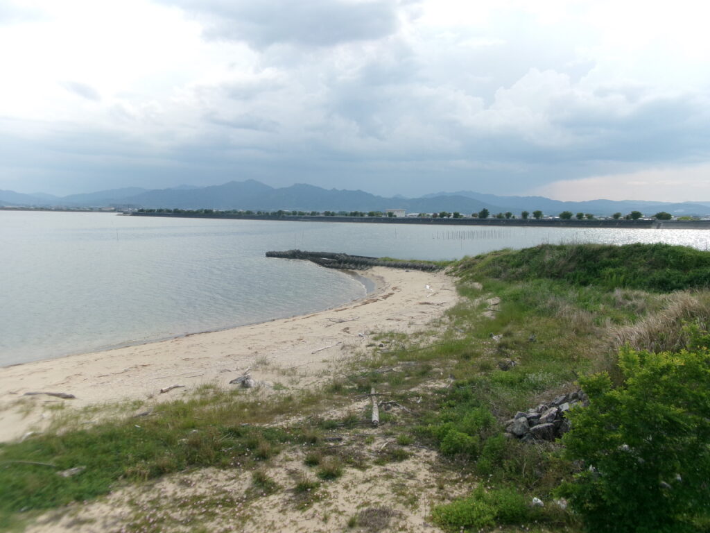 現地調査で撮影した、雲出川河口の少し南にあるサーフの写真。遠浅地形の広大な釣りポイント。写真内には三渡川河口が写っており、こちらも期待できる釣り場になる。